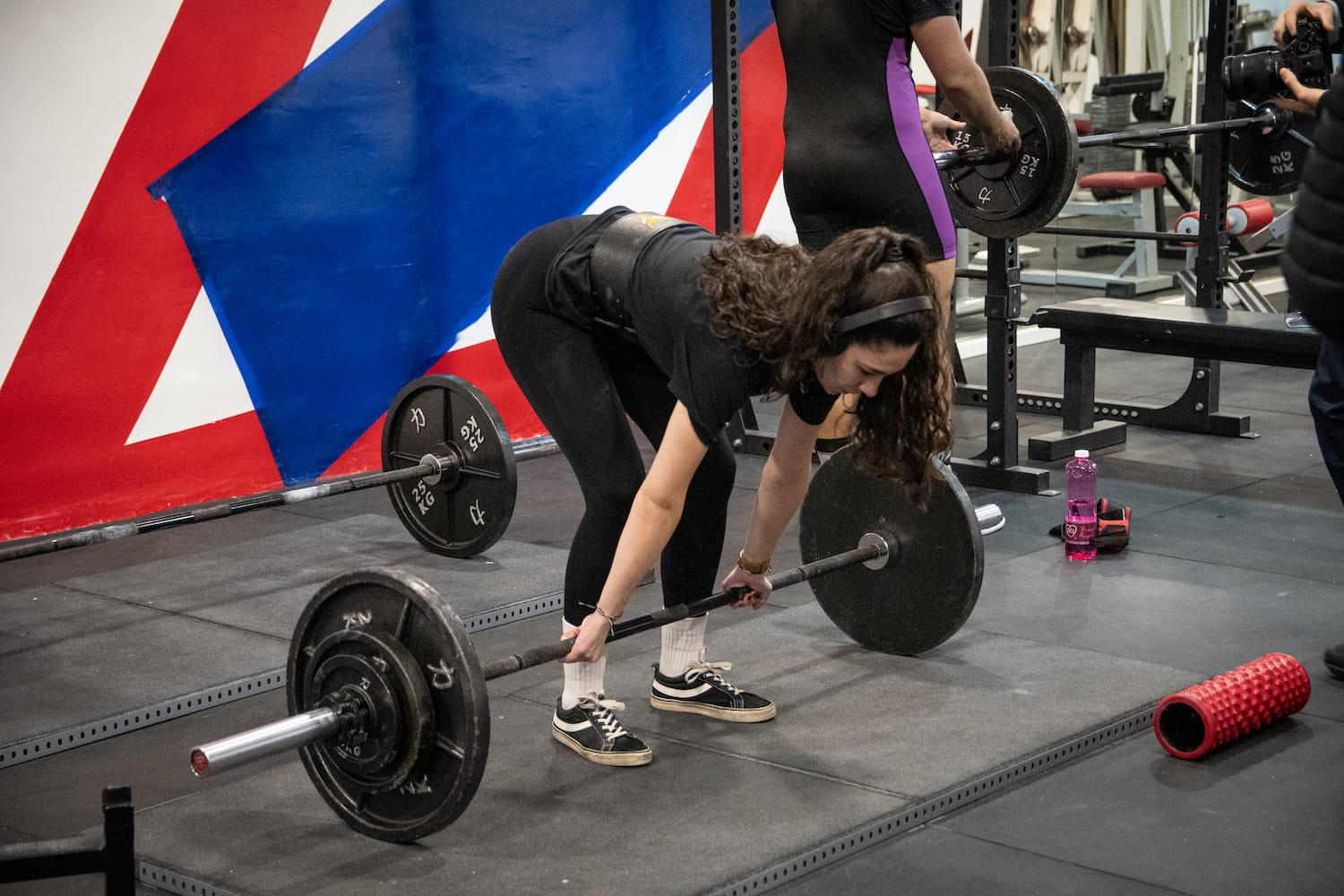 Imagen de un levantadora de powerlifting haciendo peso muerto